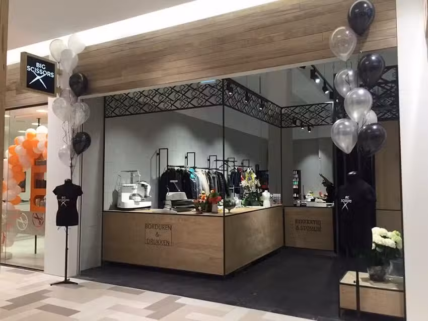 Big scissors kledingreparatie stadshart Zoetermeer stomen en borduren baby artikelen