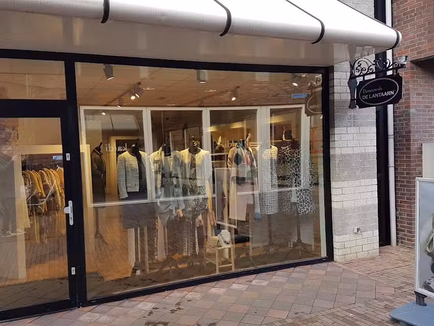 Hoedenspeciaalzaak De Doelen en damesmode De Lantaarn