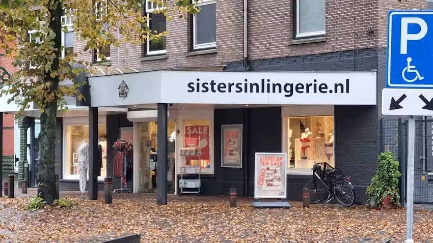 Hullegie, Sisters in Lingerie
