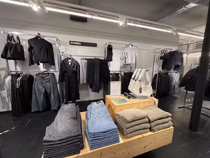 Living-in By Romy&rsquo;s