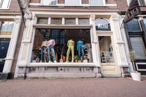 Streakers Wo-man fashion and sneakers