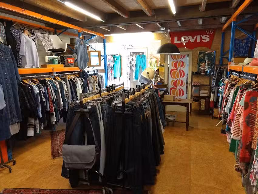 Tweedehands Kleding Magazijn Zomers Goed